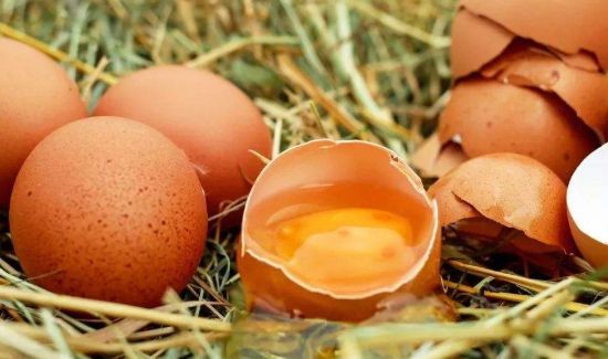 鸡蛋黄黏住鸡蛋壳是坏了吗