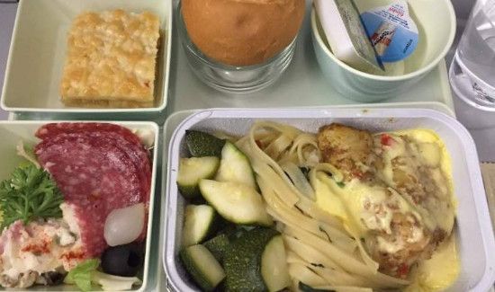 飞机上饮料和食物是免费的吗