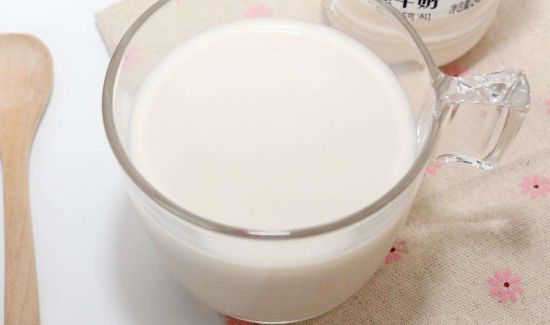 早餐空腹喝纯牛奶可以吗