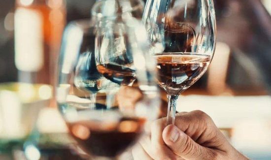 葡萄酒上面有一层白霉能喝吗