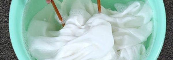 白色体恤衫上的油渍怎么处理