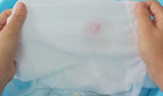 白色体恤衫上的油渍怎么处理