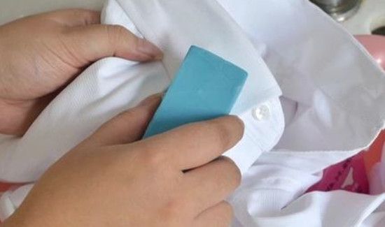 白色体恤衫上的油渍怎么处理