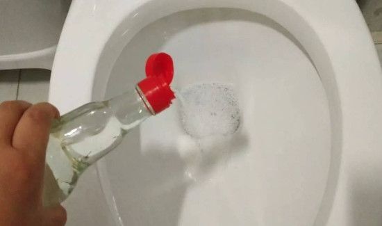 马桶最下面的污垢怎么去除