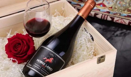 打火机开红酒瓶盖技巧