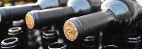 打火机开红酒瓶盖技巧