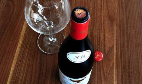 打火机开红酒瓶盖技巧