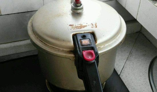 高压锅盖子错位卡住打不开