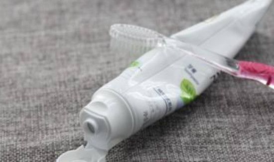 阿迪贝壳鞋发黄怎么清洗