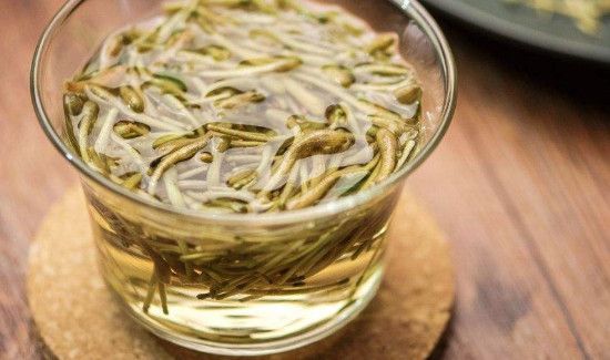 金银花泡出来的水是绿色的能喝吗?