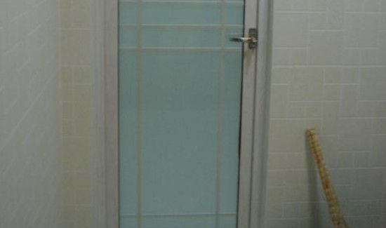 厕所门锁住了打不开怎么办