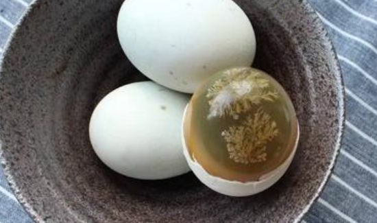 皮蛋壳上有黑点能吃吗