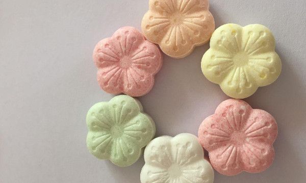 玻璃渣里找糖吃是什么意思