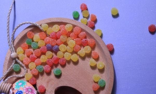 玻璃渣里找糖吃是什么意思