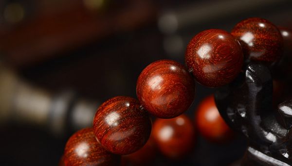 小叶紫檀如何盘玩 小叶紫檀盘玩的方法