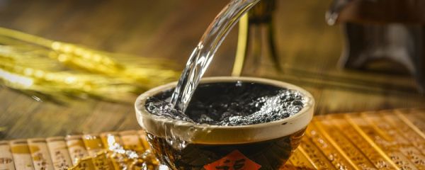 42度的白酒一斤相当于啤酒的几瓶 42度的白酒一斤相当于几瓶啤酒