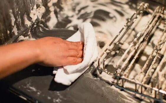 如何清理烤箱内部油渍 烤箱的油渍怎么清洗