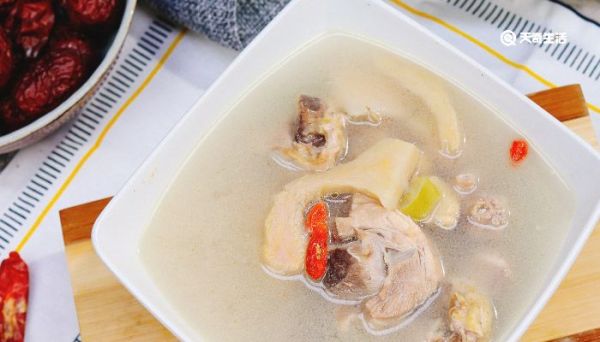 夏天老母鸡煲汤放什么食材 老母鸡煲汤放什么食材