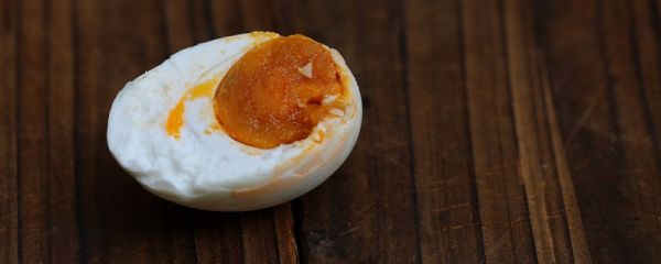 怎样腌鸭蛋不咸还出油 腌鸭蛋不咸还出油的方法