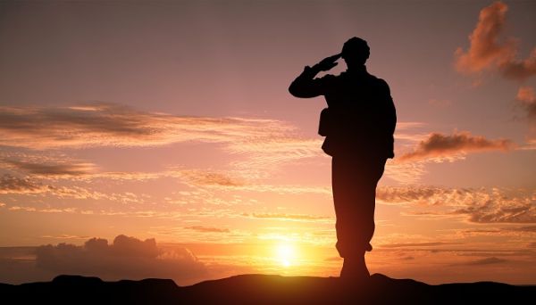 太阳镜与钓鱼用偏光眼镜有何区别 偏光镜和太阳镜哪个对眼睛好