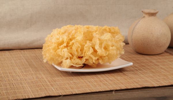 凉拌银耳不焯水的危害 新鲜的银耳需要焯水吗