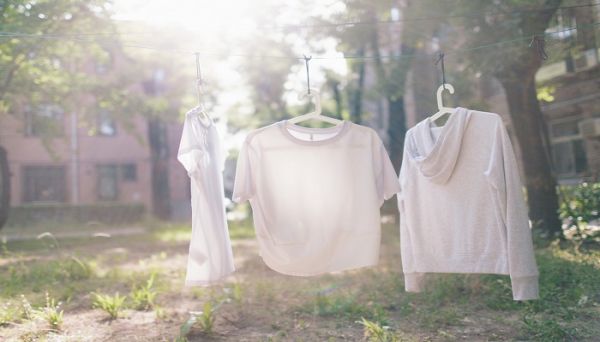 怎么拯救晾臭的衣服 衣服没干捂臭了怎么办