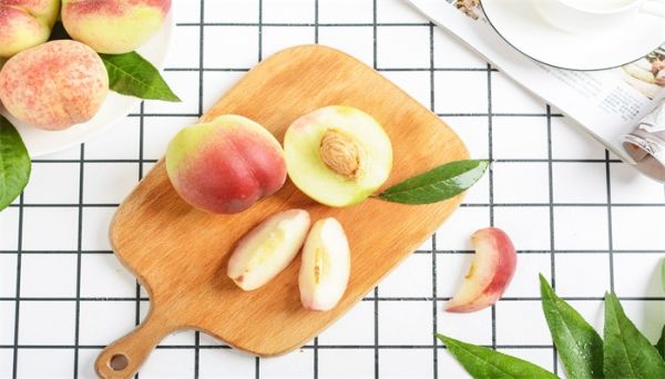 吃桃子要不要剥皮 吃桃子要剥皮吗