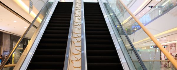 自动扶梯紧急制动按钮通常在哪