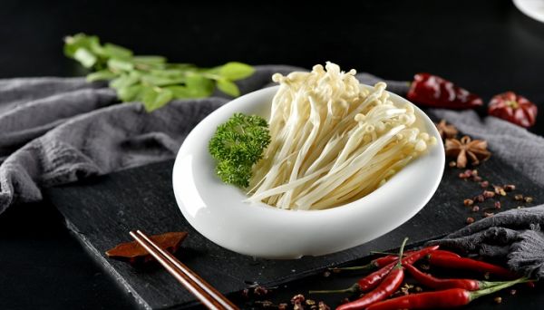 怎么判断金针菇熟没熟 判断金针菇熟没熟的方法