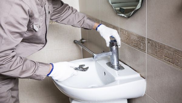 自来水管漏水怎么办  自来水管漏水处理方法