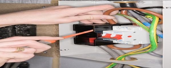 老式保险丝是什么材料 老式保险丝是什么材料制成