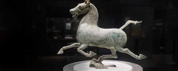 马踏飞燕是什么朝代的 马踏飞燕是什么朝代的青铜器