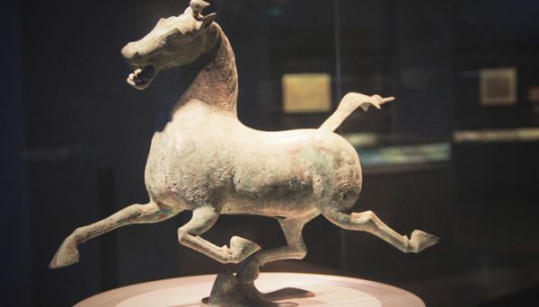 马踏飞燕是什么朝代的 马踏飞燕是什么朝代的青铜器