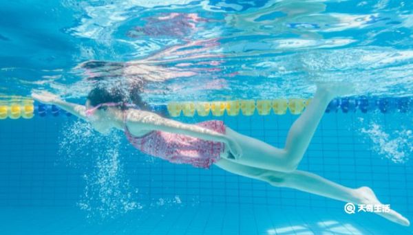 泳帽要盖住耳朵吗 泳帽需要盖住耳朵吗