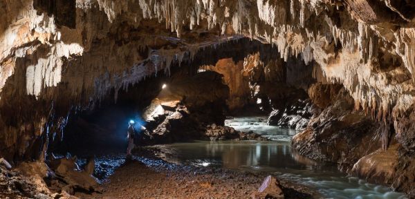 溶洞的形成原因是什么？