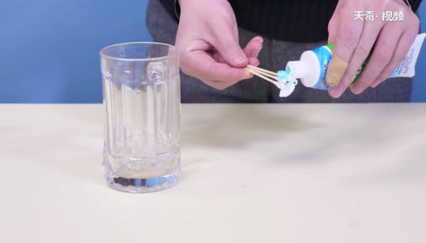 杯子里的茶渍怎么去除 杯子上的茶垢怎样才能彻底清除