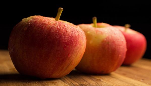 苹果切开后为什么切口会变成褐色 苹果切开后为啥切口会变成褐色
