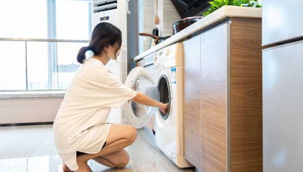 泡沫胶粘在衣服上怎样洗掉 衣服粘泡沫胶怎么洗掉