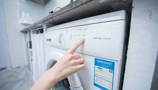 泡沫胶粘在衣服上怎样洗掉 衣服粘泡沫胶怎么洗掉