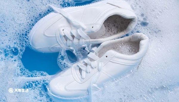 鞋子上有霉点如何去除 鞋子氧化发黄怎么处理