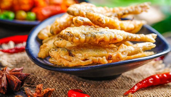 怎样炸整条鱼不粘锅 炸整条鱼不粘锅的方法