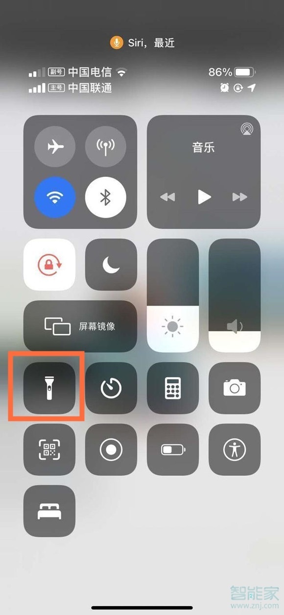 苹果12锁屏状态下怎么打开手电筒