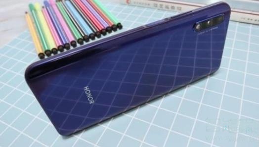 荣耀9x后盖是玻璃的吗