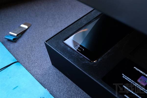 华为Mate9保时捷版有什么配件?华为Mate9保时捷真机开箱图赏