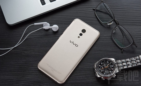 华为荣耀Magic未来手机怎么样？荣耀Magic和vivo Xplay6哪个好