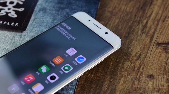 华为荣耀Magic未来手机怎么样？荣耀Magic和vivo Xplay6哪个好