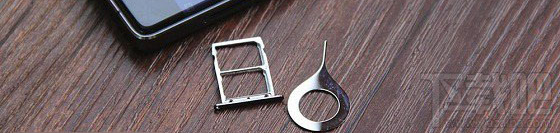 中兴天机AXON手机SIM/TF内存卡卡安装图文详解(附换卡/剪卡指南)