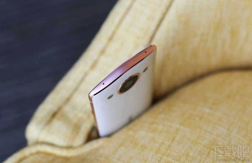 美图M8月光白好看吗？美图M8白色真机开箱图片欣赏