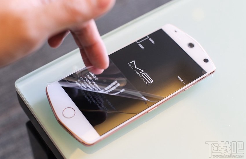 美图M8月光白好看吗？美图M8白色真机开箱图片欣赏