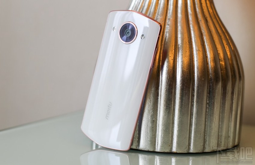 美图M8月光白好看吗？美图M8白色真机开箱图片欣赏